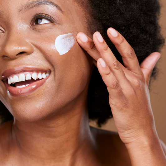 Comment choisir les meilleurs soins pour les peaux noires, mates et métisses ?