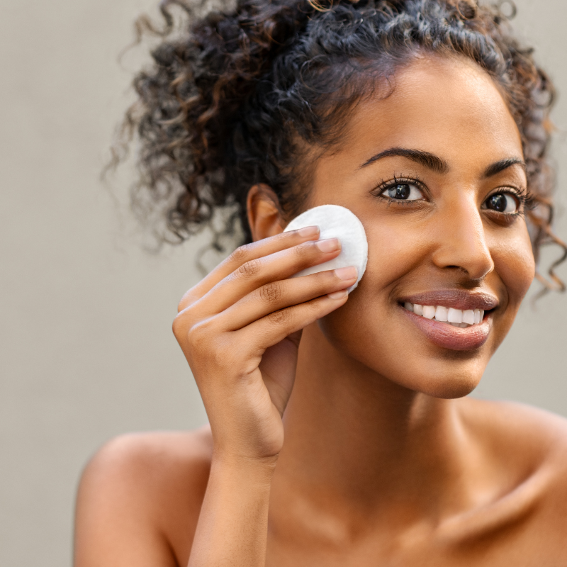 L'Importance du Démaquillage : Un Geste Essentiel pour une Peau Saine avec Helgy Cosmetics